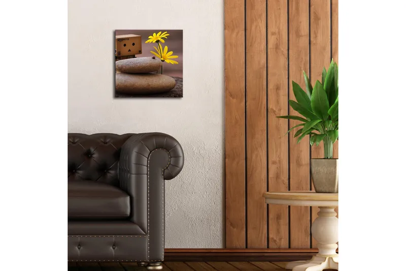 Canvas-taulu LED-valaistuksella 28x28 cm - Lelumainen hahmo keltaisilla kukilla ja kivillä - Keltainen / Harmaa / Ruskea - Sisustustuotteet - Taulu & taide - Canvas-taulu