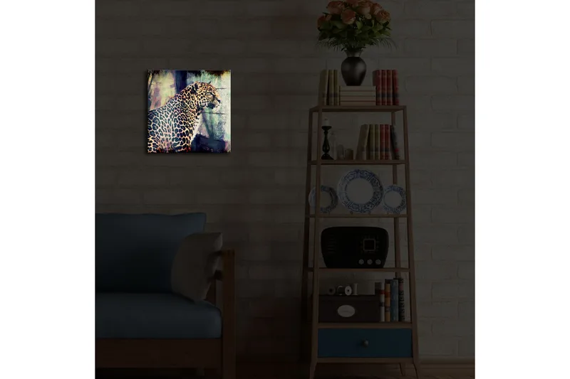 Canvas-taulu LED-valaistuksella 28x28 cm - Leopardi seisoo ylpeänä katse eteenpäin suunnattuna - Kulta / Vihreä / Musta - Sisustustuotteet - Taulu & taide - Canvas-taulu