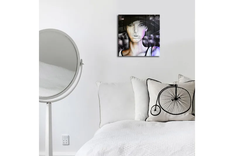 Canvas-taulu LED-valaistuksella 28x28 cm - Muotokuva naisesta hattu päässä ja salaperäinen ilme - Musta / Violetti / Valkoinen - Sisustustuotteet - Taulu & taide - Canvas-taulu