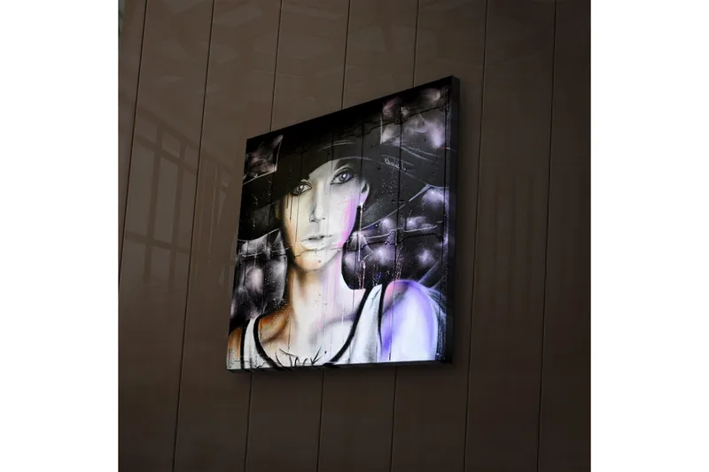 Canvas-taulu LED-valaistuksella 28x28 cm - Muotokuva naisesta hattu päässä ja salaperäinen ilme, Musta / Violetti / Valkoinen