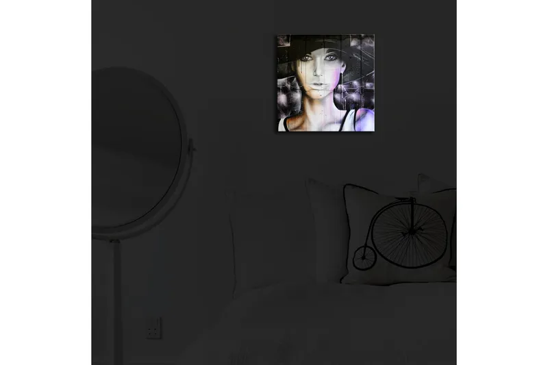 Canvas-taulu LED-valaistuksella 28x28 cm - Muotokuva naisesta hattu päässä ja salaperäinen ilme - Musta / Violetti / Valkoinen - Sisustustuotteet - Taulu & taide - Canvas-taulu