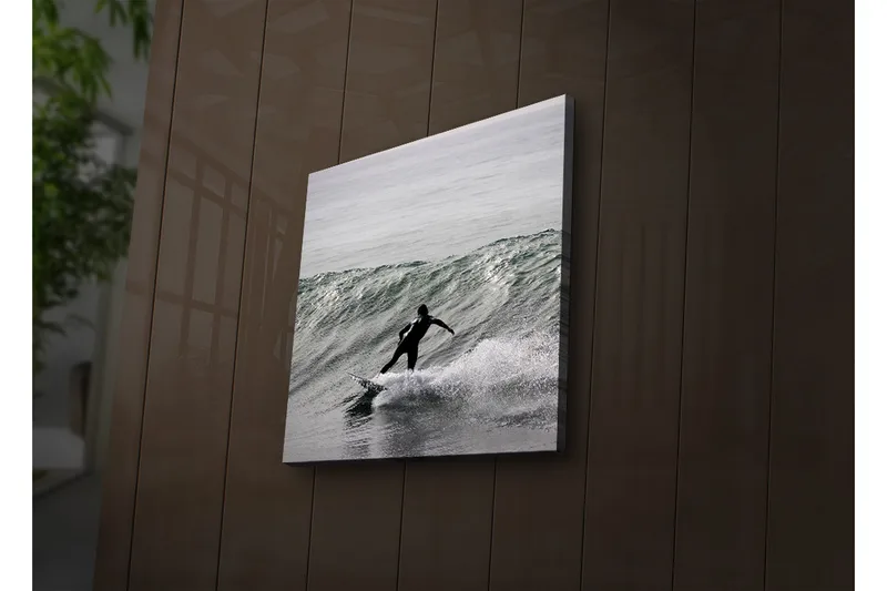 Canvas-taulu LED-valaistuksella 28x28 cm - Surffaaja aaltojen nappaamisessa toiminnassa, Harmaa / Musta / Valkoinen