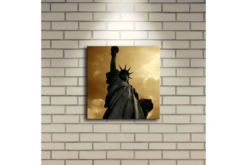Canvas-taulu LED-valaistuksella 28x28 cm - Vapaudenpatsas majesteettisessa asennossa dramaattista taivasta vasten - Kulta / Harmaa / Musta - Sisustustuotteet - Taulu & taide - Canvas-taulu