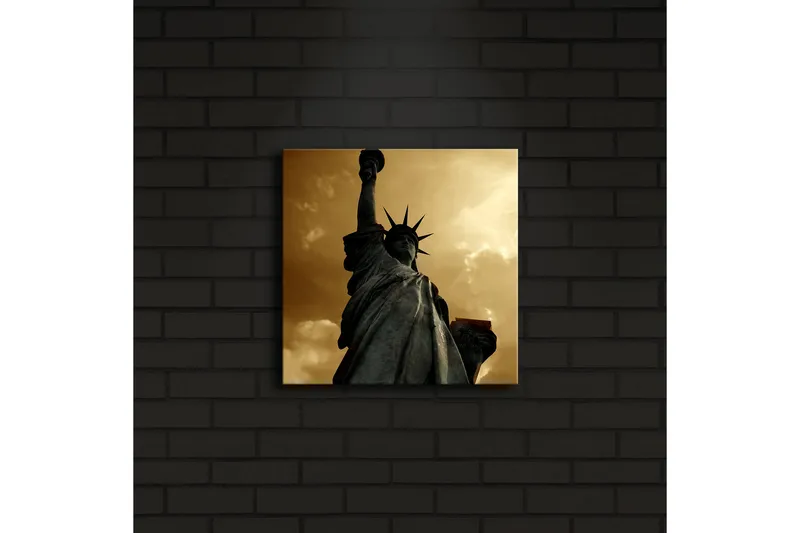 Canvas-taulu LED-valaistuksella 28x28 cm - Vapaudenpatsas majesteettisessa asennossa dramaattista taivasta vasten - Kulta / Harmaa / Musta - Sisustustuotteet - Taulu & taide - Canvas-taulu