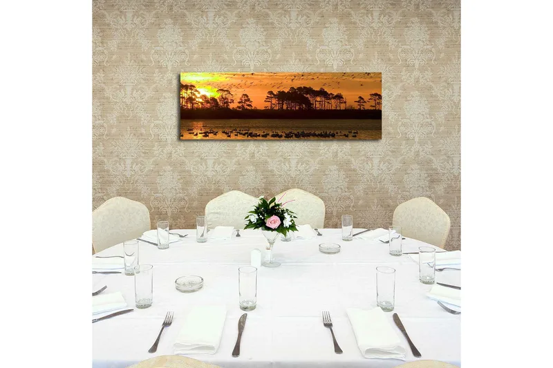 Canvas-taulu LED-valaistuksella 30x90 cm - Auringonlasku järven yllä puiden ja lentävien lintujen siluettien kera - Oranssi / Musta / Keltainen - Sisustustuotteet - Taulu & taide - Canvas-taulu