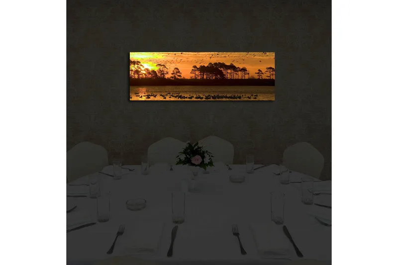 Canvas-taulu LED-valaistuksella 30x90 cm - Auringonlasku järven yllä puiden ja lentävien lintujen siluettien kera - Oranssi / Musta / Keltainen - Sisustustuotteet - Taulu & taide - Canvas-taulu