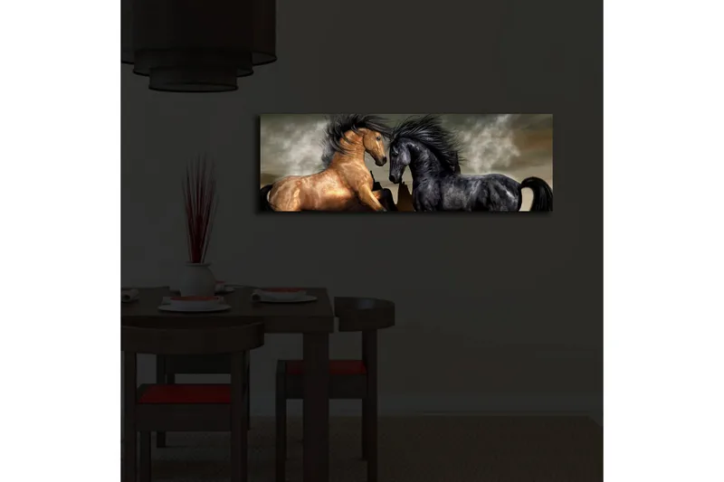 Canvas-taulu LED-valaistuksella 30x90 cm - Kaksi hevosta kohtaavat voimakkaassa ja dramaattisessa sommitelmassa - Kulta / Musta / Harmaa - Sisustustuotteet - Taulu & taide - Canvas-taulu