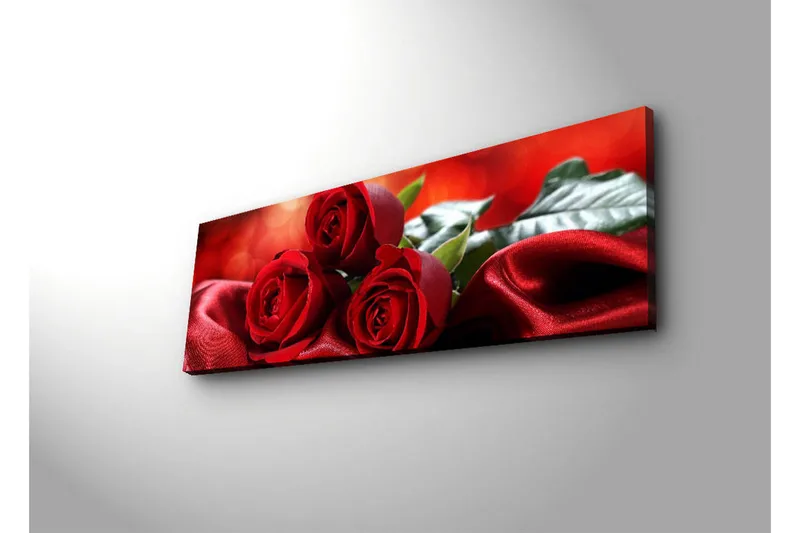 Canvas-taulu LED-valaistuksella 30x90 cm - Kolme punaista ruusua pehmeällä, punaisella satiinitaustalla - Punainen / Vihreä - Sisustustuotteet - Taulu & taide - Canvas-taulu