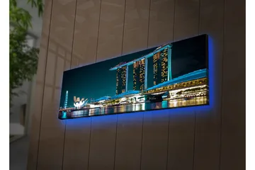 Canvas-taulu LED-valaistuksella 30x90 cm - Moderni kaupunkikuva futuristisilla rakennuksilla veden äärellä - Tummansininen / Vaaleansininen / Valkoinen - Sisustustuotteet - Taulu & taide - Canvas-taulu