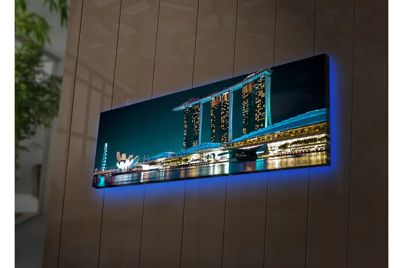 Canvas-taulu LED-valaistuksella 30x90 cm - Moderni kaupunkikuva futuristisilla rakennuksilla veden äärellä - Tummansininen / Vaaleansininen / Valkoinen - Sisustustuotteet - Taulu & taide - Canvas-taulu