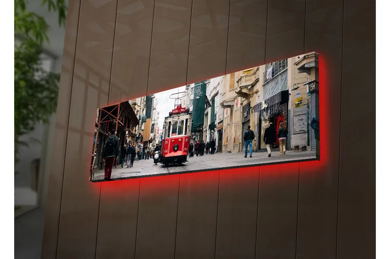 Canvas-taulu LED-valaistuksella 30x90 cm - Raitiovaunu vilkkaalla kadulla - Punainen / Harmaa / Beige - Sisustustuotteet - Taulu & taide - Canvas-taulu