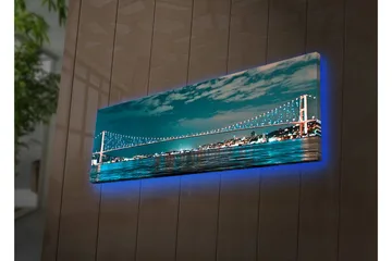 Canvas-taulu LED-valaistuksella 30x90 cm - Silta tyynen vesistön yli kaupungin valojen taustalla - Tummansininen / Turkoosi / Vaaleanvihreä - Sisustustuotteet - Taulu & taide - Canvas-taulu