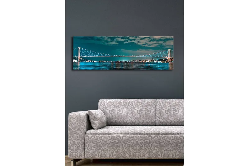Canvas-taulu LED-valaistuksella 30x90 cm - Silta tyynen vesistön yli kaupungin valojen taustalla - Tummansininen / Turkoosi / Vaaleanvihreä - Sisustustuotteet - Taulu & taide - Canvas-taulu