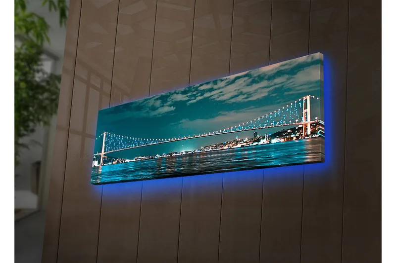 Canvas-taulu LED-valaistuksella 30x90 cm - Silta tyynen vesistön yli kaupungin valojen taustalla, Tummansininen / Turkoosi / Vaaleanvihreä