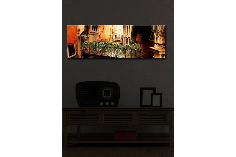 Canvas-taulu LED-valaistuksella 30x90 cm - Viehättävä parveke kukilla venetsialaisessa kujassa - Terrakotta / Vihreä / Vaaleanpunainen - Sisustustuotteet - Taulu & taide - Canvas-taulu