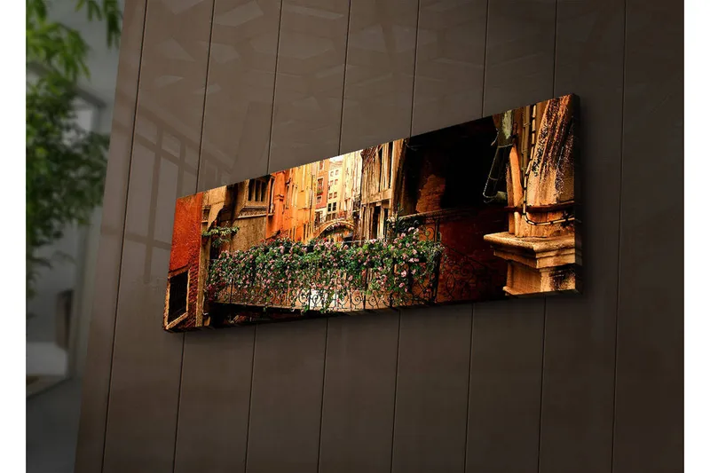 Canvas-taulu LED-valaistuksella 30x90 cm - Viehättävä parveke kukilla venetsialaisessa kujassa - Terrakotta / Vihreä / Vaaleanpunainen - Sisustustuotteet - Taulu & taide - Canvas-taulu