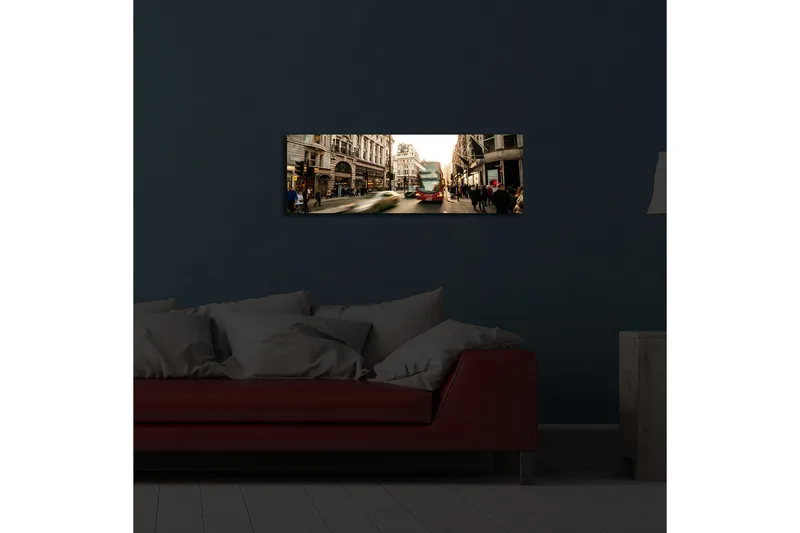 Canvas-taulu LED-valaistuksella 30x90 cm - Vilkas kaupunkikuva, jossa on liikettä ja ihmisiä kadulla - Punainen / Beige / Vihreä - Sisustustuotteet - Taulu & taide - Canvas-taulu