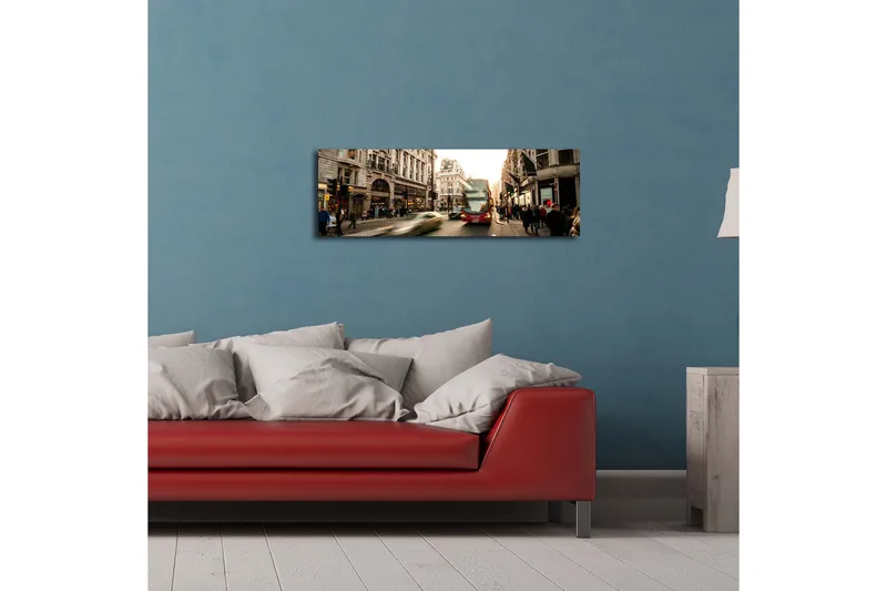 Canvas-taulu LED-valaistuksella 30x90 cm - Vilkas kaupunkikuva, jossa on liikettä ja ihmisiä kadulla - Punainen / Beige / Vihreä - Sisustustuotteet - Taulu & taide - Canvas-taulu