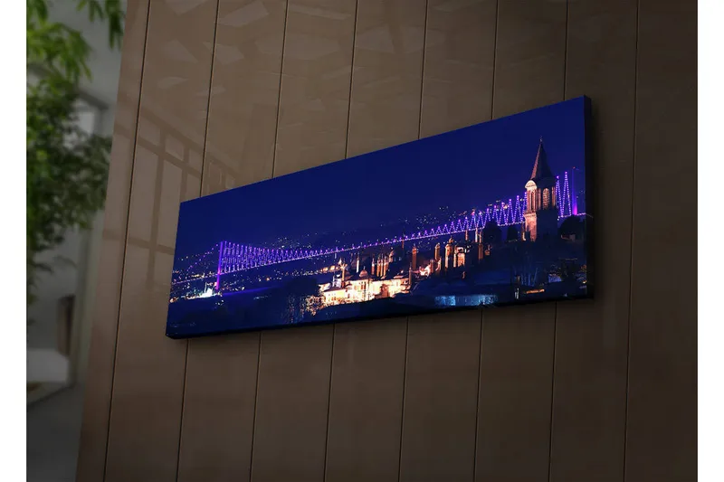 Canvas-taulu LED-valaistuksella 30x90 cm - Yöllinen kaupunkikuva valaistulla sillalla ja historiallisilla rakennuksilla, Tummansininen / Violetti / Valkoinen