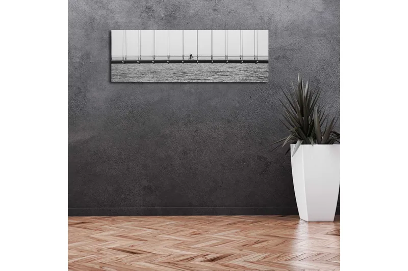 Canvas-taulu LED-valaistuksella 30x90 cm - Pyöräilijä sillalla veden yllä - Musta / Valkoinen / Harmaa - Sisustustuotteet - Taulu & taide - Canvas-taulu