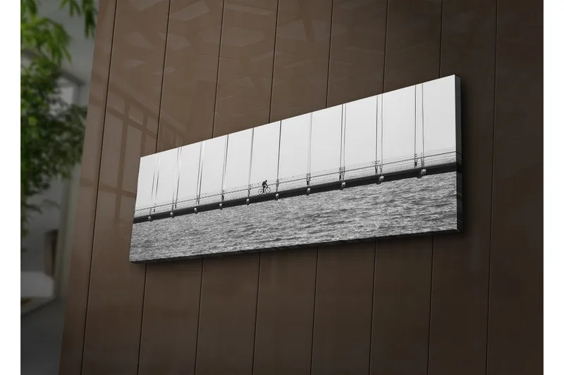 Canvas-taulu LED-valaistuksella 30x90 cm - Pyöräilijä sillalla veden yllä - Musta / Valkoinen / Harmaa - Sisustustuotteet - Taulu & taide - Canvas-taulu