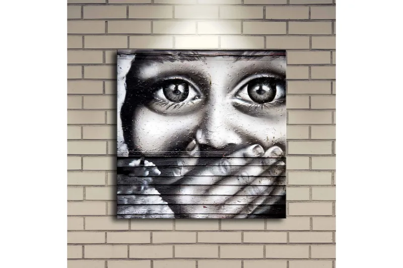 Canvas-taulu LED-valaistuksella 40x40 cm - Ilmeikäs kasvot ja käsi suun peitossa - Harmaa / Musta / Valkoinen - Sisustustuotteet - Taulu & taide - Canvas-taulu