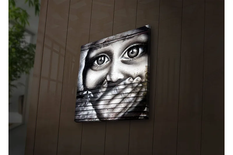 Canvas-taulu LED-valaistuksella 40x40 cm - Ilmeikäs kasvot ja käsi suun peitossa, Harmaa / Musta / Valkoinen