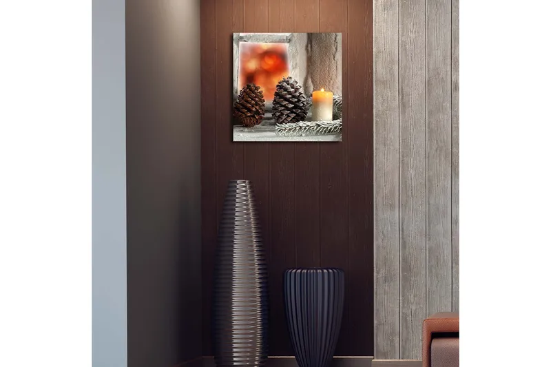 Canvas-taulu LED-valaistuksella 40x40 cm - Kävyt ja kynttilä talvisella taustalla - Tummanruskea / Beige / Vihreä - Sisustustuotteet - Taulu & taide - Canvas-taulu