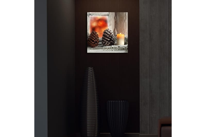 Canvas-taulu LED-valaistuksella 40x40 cm - Kävyt ja kynttilä talvisella taustalla - Tummanruskea / Beige / Vihreä - Sisustustuotteet - Taulu & taide - Canvas-taulu