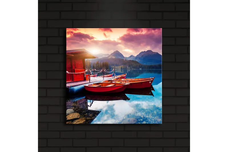 Canvas-taulu LED-valaistuksella 40x40 cm - Kaunis järvinäkymä punaisilla veneillä laiturilla ja majesteettisilla vuorilla taustalla - Punainen / Sininen / Violetti - Sisustustuotteet - Taulu & taide - Canvas-taulu
