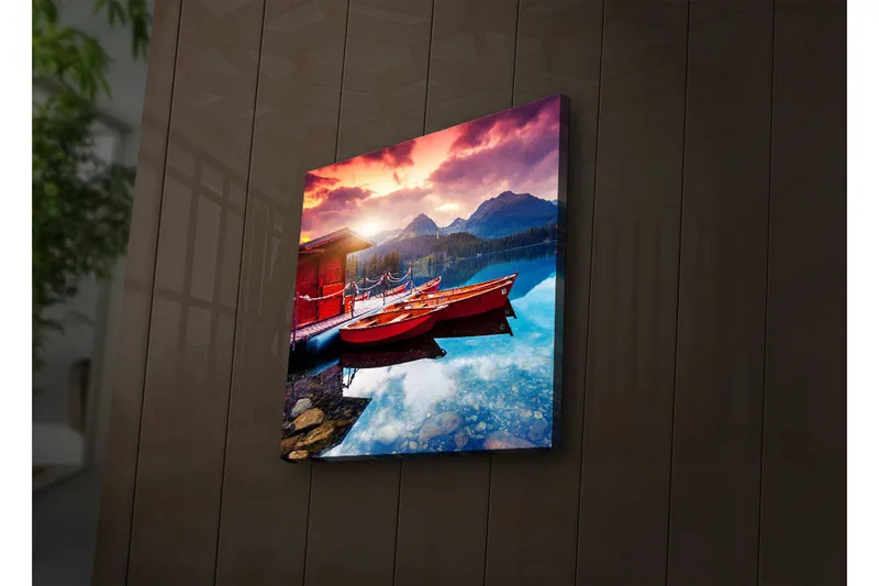Canvas-taulu LED-valaistuksella 40x40 cm - Kaunis järvinäkymä punaisilla veneillä laiturilla ja majesteettisilla vuorilla taustalla, Punainen / Sininen / Violetti