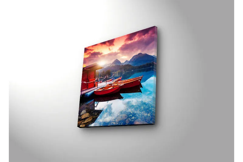 Canvas-taulu LED-valaistuksella 40x40 cm - Kaunis järvinäkymä punaisilla veneillä laiturilla ja majesteettisilla vuorilla taustalla - Punainen / Sininen / Violetti - Sisustustuotteet - Taulu & taide - Canvas-taulu