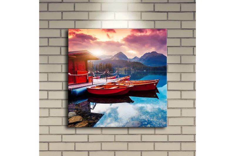 Canvas-taulu LED-valaistuksella 40x40 cm - Kaunis järvinäkymä punaisilla veneillä laiturilla ja majesteettisilla vuorilla taustalla - Punainen / Sininen / Violetti - Sisustustuotteet - Taulu & taide - Canvas-taulu