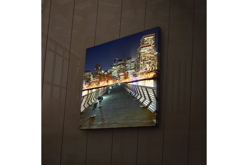 Canvas-taulu LED-valaistuksella 40x40 cm - Kaupungin siluetti yöllä ja valon heijastukset vedessä, Tummansininen / Harmaa / Oranssi