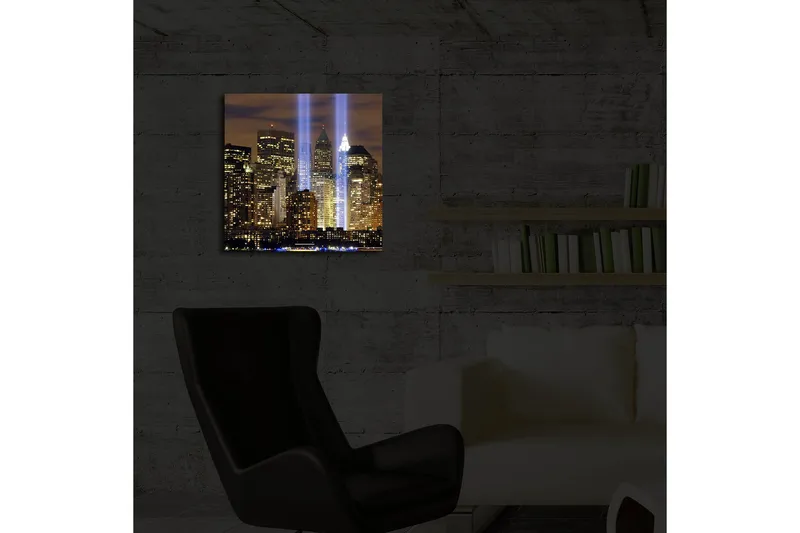 Canvas-taulu LED-valaistuksella 40x40 cm - Kaupunkikuva valonsäteineen, jotka symboloivat kadonneiden elämien muistoa - Kulta / Sininen / Musta - Sisustustuotteet - Taulu & taide - Canvas-taulu