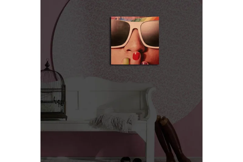 Canvas-taulu LED-valaistuksella 40x40 cm - Muotokuva henkilöstä aurinkolaseissa ja värikkäissä kynsissä - Vaaleanpunainen / Musta / Valkoinen - Sisustustuotteet - Taulu & taide - Canvas-taulu