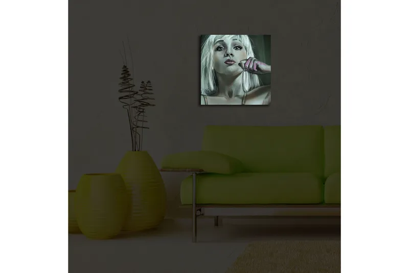 Canvas-taulu LED-valaistuksella 40x40 cm - Muotokuva vaaleahiuksisesta naisesta itsevarmassa asenteessa - Vaaleanharmaa / Vaaleanpunainen / Tummanvihreä - Sisustustuotteet - Taulu & taide - Canvas-taulu