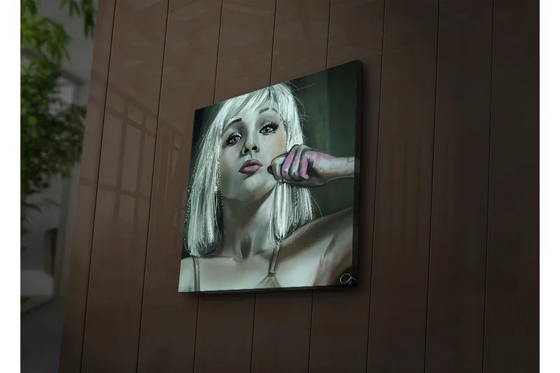 Canvas-taulu LED-valaistuksella 40x40 cm - Muotokuva vaaleahiuksisesta naisesta itsevarmassa asenteessa, Vaaleanharmaa / Vaaleanpunainen / Tummanvihreä