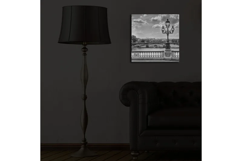 Canvas-taulu LED-valaistuksella 40x40 cm - Mustavalkoinen kaupunkikuva ja elegantti katulamppu sillan vieressä - Musta / Valkoinen / Harmaa - Sisustustuotteet - Taulu & taide - Canvas-taulu