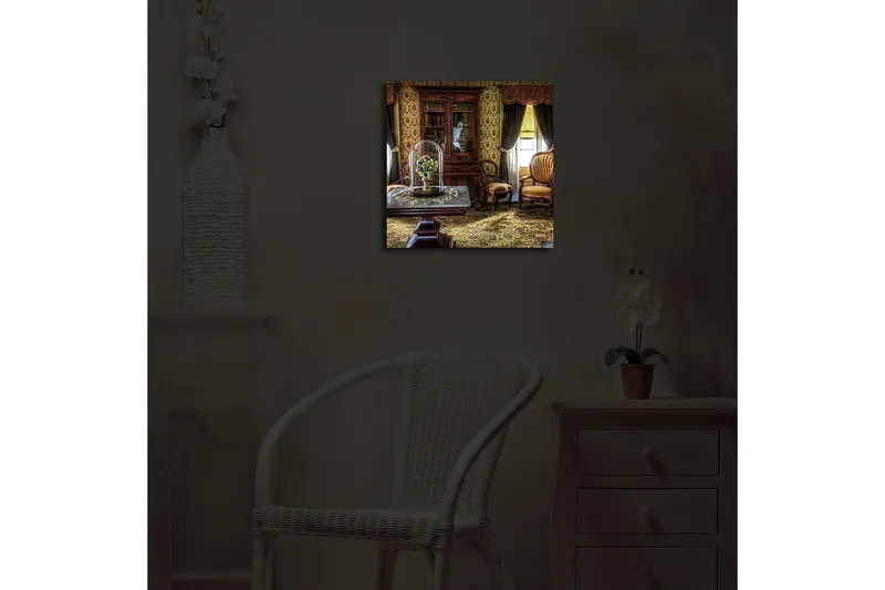 Canvas-taulu LED-valaistuksella 40x40 cm - Viihtyisä sisustus antiikkihuonekaluilla ja kukilla lasivitriinin alla - Kulta / Ruskea / Vihreä - Sisustustuotteet - Taulu & taide - Canvas-taulu