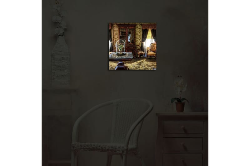 Canvas-taulu LED-valaistuksella 40x40 cm - Viihtyisä sisustus antiikkihuonekaluilla ja kukilla lasivitriinin alla - Kulta / Ruskea / Vihreä - Sisustustuotteet - Taulu & taide - Canvas-taulu