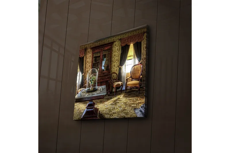 Canvas-taulu LED-valaistuksella 40x40 cm - Viihtyisä sisustus antiikkihuonekaluilla ja kukilla lasivitriinin alla, Kulta / Ruskea / Vihreä
