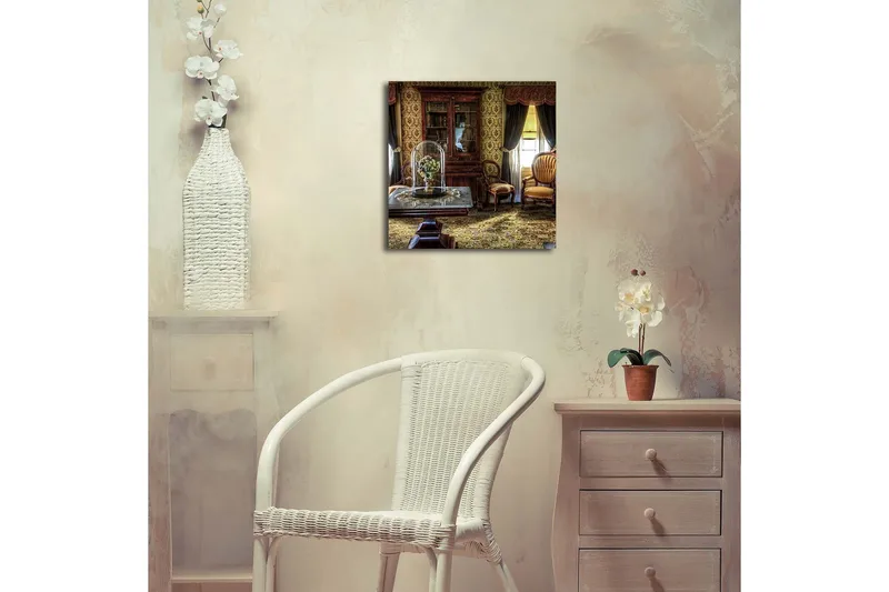 Canvas-taulu LED-valaistuksella 40x40 cm - Viihtyisä sisustus antiikkihuonekaluilla ja kukilla lasivitriinin alla - Kulta / Ruskea / Vihreä - Sisustustuotteet - Taulu & taide - Canvas-taulu