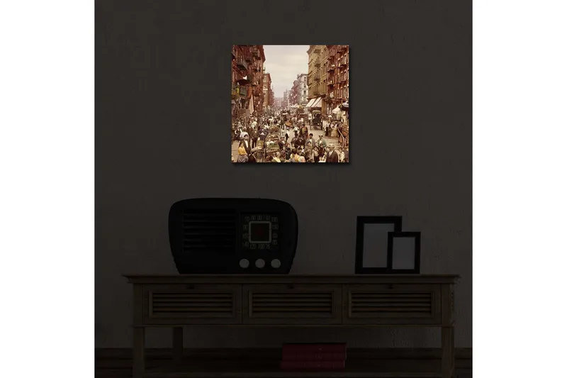 Canvas-taulu LED-valaistuksella 40x40 cm - Vilkas katu ihmisten ja markkinakojujen ympäröimänä - Ruskea / Beige / Vihreä - Sisustustuotteet - Taulu & taide - Canvas-taulu