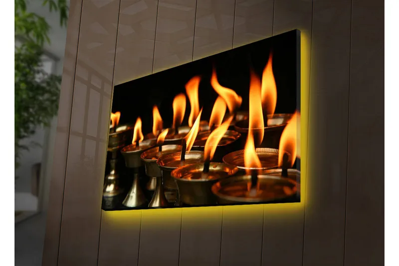 Canvas-taulu LED-valaistuksella 45x70 cm - Öljylamppujen liekit, jotka levittävät lämpöä ja valoa, Oranssi / Kulta / Musta