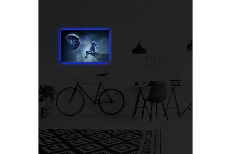 Canvas-taulu LED-valaistuksella 45x70 cm - Astronautti istuu kivellä ja katsoo Maata avaruudessa - Tummansininen / Harmaa / Valkoinen - Sisustustuotteet - Taulu & taide - Canvas-taulu
