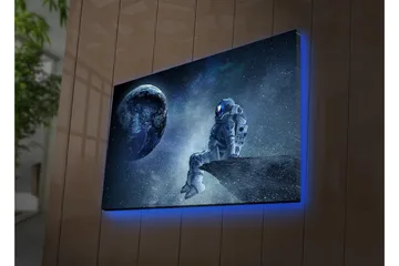 Canvas-taulu LED-valaistuksella 45x70 cm - Astronautti istuu kivellä ja katsoo Maata avaruudessa - Tummansininen / Harmaa / Valkoinen - Sisustustuotteet - Taulu & taide - Canvas-taulu