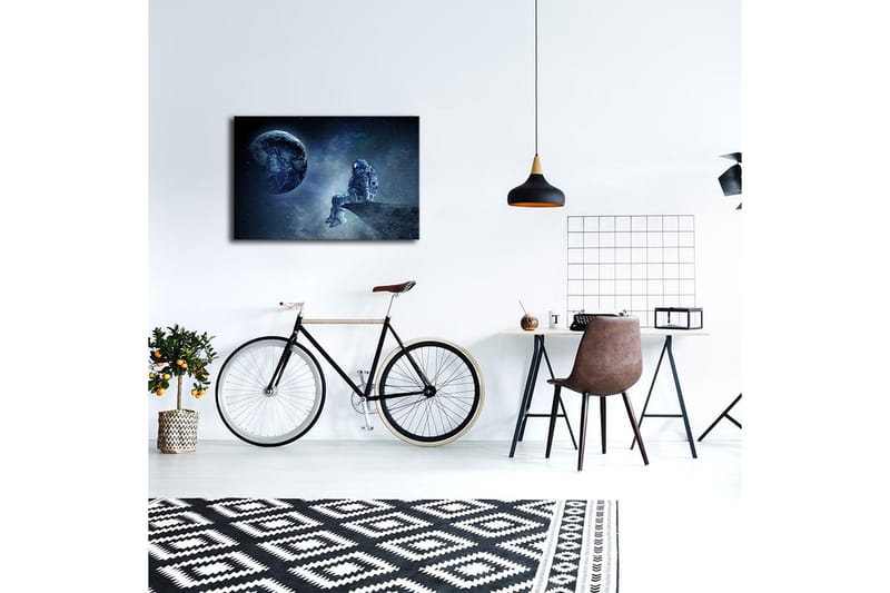 Canvas-taulu LED-valaistuksella 45x70 cm - Astronautti istuu kivellä ja katsoo Maata avaruudessa - Tummansininen / Harmaa / Valkoinen - Sisustustuotteet - Taulu & taide - Canvas-taulu