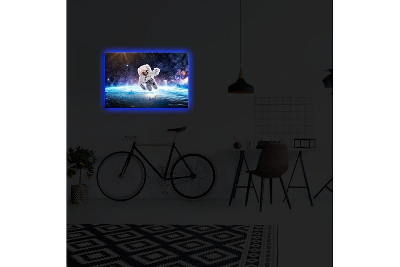 Canvas-taulu LED-valaistuksella 45x70 cm - Astronautti leijuu avaruudessa Maan yläpuolella - Valkoinen / Sininen / Musta - Sisustustuotteet - Taulu & taide - Canvas-taulu