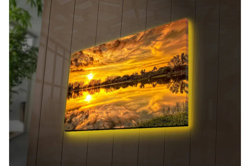 Canvas-taulu LED-valaistuksella 45x70 cm - Auringonlasku peilimäisen järven yllä puiden ja vehreyden ympäröimänä, Kulta / Oranssi / Vihreä